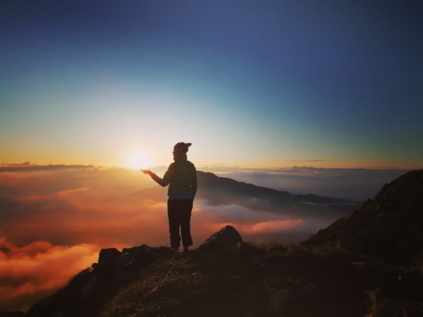 Sonnenaufgang auf dem Berggipfel in S&uuml;dtirol